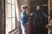 Paulette (Chanel Cresswell, l.); Dominic (Jim Howick, r.)