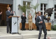 Der Flug des Weißkopfseeadlers ist ein voller Erfolg. Dr. Fährmann (Michael Lesch, rechts) hat die Wirtschaftsdelegation aus den USA begeistert und selbst Widersacher Herrenbrück (Frank Sieckel) ist beeindruckt.