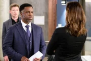 Superint endent Donovan (KEVIN HANCHARD) spricht mit Stellvertreter Chief Tennant (MEGHAN ORY), während Charlie (JOHN REARDON) und das Team zusieht