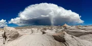 Wie extreme Ereignisse die Landschaft Argentiniens prägen, lässt sich nirgends so eindrucksvoll erleben wie am "Campo de Piedras Pomez“. Ein gigantischer Vulkanausbruch spie Unmengen an fast weißer Lava aus, die zu Bimsstein erhärtete und über Jahrtausende zu bizarren Formen erodierte.
