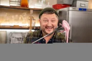 Wie wird aus Zucker ein klebriges Kaubonbon? Für die richtige Konsistenz greift Sebastian Lege zu einer Bohrmaschine.