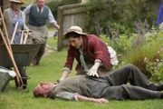 Edie Lee (Charlotte Randle) ist schockiert, als ihr Mann Henry Lee (Rob Jarvis) bewusstlos zu Boden fällt.