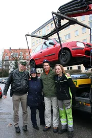 Willi beim Autoabschleppen mit Politesse Kerstin Braun, einem Polizisten und dem Fahrer vom Abschleppdienst.
