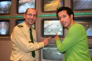 Willi mit Polizist Michael Reisch in der Verkehrsleitzentrale München.