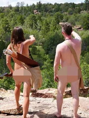 Lily und Sam begutachten ihre Umgebung.