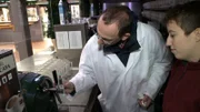 Weihnachtsmarkt Aachen, Lebensmittelkontrolleur Martin Kühn misst die Temperatur des Glühweins.