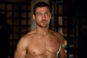 Über den Verlust seiner geliebten Frau kommt Spartacus (Andy Whitfield) kaum hinweg. Nun scheint der Zeitpunkt für ihn gekommen zu sein - um eine Entscheidung über seinen weiteren Weg zu fällen ...