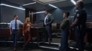 Officer Grey (Richard T. Jones, r.) und Officer Harper (Mekia Cox, 2. v. r.) arbeiten zusammen mit Matthew Garza (Felix Solis, M.), Brendon Acres (Kevin Zegers, l.) und Laura Stensen (Britt Robertson, 2. v. l.) vom FBI, um Informationen über die Tatverdächtige zusammenzutragen.