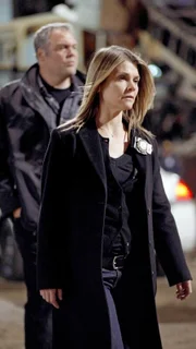Detective Robert Goren (Vincent D'Onofrio) und Detective Alexandra Eames (Kathryn Erbe) stoßen während den Ermittlungen auf einen Waffenhändlerring.