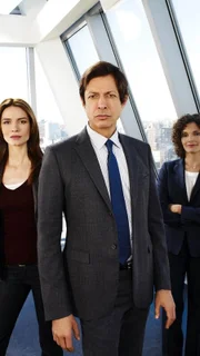Detective Serena Stevens (Saffron Burrows, l.), Detective Zach Nichols (Jeff Goldblum) und Captain Sarah Brooks (Mary Elizabeth Mastrantonio) müssen den Mord an einem Scheich aufklären.