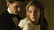 L-R: Julio Olmedo (Yon González), Alicia Alarcón (Amaia Salamanca)