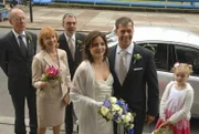 Das Brautpaar Susanne und Christoph (Elisabeth Lanz und Sven Martinek, von Mitte) kommt mit Familie vor dem Standesamt an (von links Hans Peter Korff, Ursela Monn, Gunter Schoß; vorne rechts; Paula Hartmann).