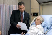Law and Order Criminal Intent Season4, Criminal Intent Verbrechen im Visier Staffel4, Regie USA 2001, Darsteller -- "Inert Dwarf" -- Pictured: (l-r) Vincent D'Onofrio as Det. Robert Goren, Austin Pendleton as Manotti