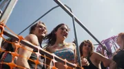 Im wiedervereinten Berlin scheint alles möglich. Auf der Loveparade holen Lukas (Lukas Brandl, l.), Luise (Lary Müller, M.) und Karla (Taynara Silva-Wolf, r.) den Tanz auf die Straße.