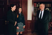 Gleich an Rorys (Alexis Bledel, M.) erstem Schultag an der Chilton geht einfach alles schief und dank Lorelai (Lauren Graham, l.) hinterlässt Rory nicht nur wegen ihres Zuspätkommens sofort einen schlechten Eindruck bei Direktor Charleston (Dakin Matthews, r.) ...