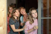 Johanna Beissl (Ines Lutz), Maria Beissl (Kathrin von Steinburg), Elisabeth Beissl (Barbara Weinzierl) und Eva Beissl (Leonie Brill, v.l.n.r.) beobachten Benedikt und Jerry beim Grillen.