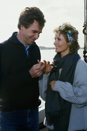 Thomas von Guldenburg (Wolf Roth) steckt seiner Kitty (Susanne Uhlen) den Trauring an.
