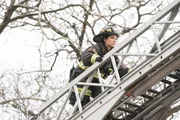Chicago Fire Wunschkind - Kind of a Crazy Idea Staffel 4, Episode 21 Auf der Drehleiter: Monica Raymund als Gabriela Dawson