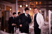 Dr. Thackery (Clive Owen, vorne l.) und Dr. Gallinger (Eric Johnson, vorne r.) bei einer Visite. Hinten links Michael Angarano als Bertie Chickering und André Holland als Algernon Edwards.