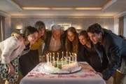 Corinna (Marie Leuenberger, l.), Esther (Julia Nachtmann, 2.v.l.), Theo Clüver (Robert Atzorn, 3.v.l.), Nathalie (Henny Reents, 3.v.r.), Ina Behrendsen (Julia Brendler, 2.v.r.) und Hinnerk Feldmann (Oliver Wnuk, r.).