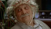 Albert Einstein (Darsteller unbekannt) während einer Gehirnstrommessung.