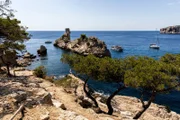Schöne Klippen, ruhiges Meer und Boote im Hafen, Calanques de marseille (Massiv des Calanques), Provence, Frankreich