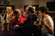 Flori und Nina beobachten erleichtert, wie Stadlbauer und Vroni miteinander tanzen. Von links: Vroni Brunner (Senta Auth), Stadlbauer (Andreas Geiss), Nina Kreutzer (Andrea Schmitt) und Florian Brunner (Tommy Schwimmer).