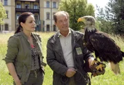 Dr. Susanne Mertens (Elisabeth Lanz) will Dr. Fährmann (Michael Lesch) davon abhalten, das untrainierte Adlerweibchen ohne Flugdraht fliegen zu lassen.