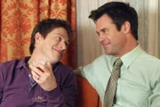 Während Lee (Kevin Rahm, l.) und Bob (Tuc Watkins, r.) Gabrielle bei sich aufnehmen, drängt Susan Roy, Mrs. McCluskey einen Heiratsantrag zu machen ...