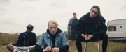 Anton (Anton Nürnberg, M.) und Ella (Lea van Acken, r.) proben den Widerstand. Zwei weitere Jugendliche (Sylvain Mabe) und Mikko (Cassian-Bent Wegner) schauen unbeteiligt zu.