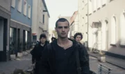 Auf dem Streifzug durch die verlassene Kleinstadt haben Devid (Aaron Hilmer, M.) und die Gruppe (Antonie Lawrenz l., Karla Nina Diedrich, r.) eine seltsame Begegnung.