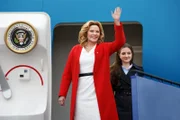 US-Präsidentin Helen Tyler (Kim Cattrall, l.) landet zu ihrem ersten Staatsbesuch in Stockholm. Mit an Bord der Air Force One ist ihre Tochter Zoe (Emilia Poma, r.). Zoe ahnt nicht, dass ihre Mutter noch am selben Abend spurlos verschwinden wird.