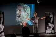 Gefeiertes Comeback des Motivationstrainers für Männer, Philipp Vandamm (Henning Baum, r.), mit seiner Show auf Sylt. Da Vandamm mit der Escort-Dame Madeleine Elster Kontakt hatte, steht er nun im Fokus der Ermittlungen der Sylter Kommissare.