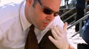 Robert Goren (Vincent D'Onofrio) stellt eine Verbindung zwischen den einzelnen Opfern her: Sie wurden alle in der Badewanne ertränkt.