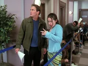 Piper (Holly Marie Combs, r.) hat eine neue starke Macht erhalten, und Leo (Brian Krause, l.) erklärt ihr, was es damit auf sich hat.