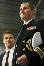 FBI-Agent Booth (David Boreanaz, li.) bekommt Besuch von seinem jüngeren Bruder Jared (Brendan Fehr), der ein hohes Tier beim Militär ist.