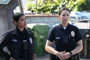 Officer Celina Juarez (Lisseth Chavez, l.) und Lucy Chen (Melissa O'Neil, r.) setzen alles daran, den Fall einer mutmaßlichen Kindesentführung aufzuklären.