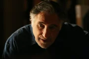 Unterstützt seine Söhne Don und Charlie so gut er kann: Alan (Judd Hirsch) ...