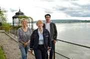 Immer für eine Überraschung gut: Mechthild Fehrenbach (Diana Körner, li.) wollte die Familienkasse aufbessern und hat ahnungslos Jakob Frings (Max König, re.), den neuen Kollegen von Nele (Floriane Daniel, mi.) als Untermieter auserkoren.