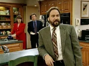 Al (Richard Karn) kann den plötzlichen Tod seiner Mutter noch gar nicht fassen. Jill (Patricia Richardson, hi.li.) und Tim (Tim Allen) versuchen ihm seine Schuldgefühle auszureden.