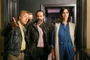 Polizist Mohr (Max Müller, l.) versucht, mehr über Innenarchitektin Susanne Pohlmann (Kim Riedle, r.) und Cocktailmixer Stefan Greiff (Beat Marti, M.) zu erfahren.