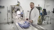 Die Konservierung der Verstorbenen findet direkt im Haus statt. Die Patienten werden auf -196 Grad Celsius heruntergekühlt und mit einer Art "Frostschutzmittel" präpariert, damit die Zellen nicht beschädigt werden.