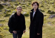 Holmes (Benedict Cumberbatch, re.) und Watson (Martin Freeman) ahnen, dass hinter der Legende um den Hund von Baskerville eine ganz rationale Erklärung steckt.