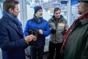 Die Kommissare Hansen (Igor Jeftic, l.) und Stadler (Dieter Fischer, r.) befragen Johannes Graulinger (Andreas Borcherding, 2.v.l.), den Betreiber des Sessellifts, und dessen Angestellten Schorsch Altmann (Manfred Beierl, 2.v.r.).