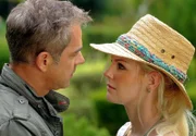 Schau mir in die Augen: Zwischen Lara (Ivonne Schönherr) und Simon (Florian Fitz) funkt es ganz gewaltig.