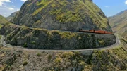 Die Strecke des Tren Crucero ist für ihre Serpentinen und starken Steigungen bekannt.