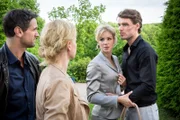 Lukas Hundt (Oliver Franck, l.) und Kristina Katzer (Isabell Gerschke, 2.v.l.) haben Gräfin Mariella (Nina Gnädig, 2.v.r) und ihren zukünftigen Gatten Robert Falk (Constantin Lücke, r.) im Visier.