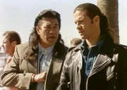 Bobby Sixkiller (Branscombe Richmond, li.) ist ziemlich genervt. Reno Raines (Lorenzo Lamas), sein Freund und Partner, zieht ernsthaft in Erwägung, ein bezahlter Profikiller zu werden.