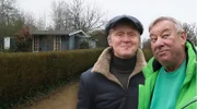 Das ist der Christoph Biemann. Und der nimmt Pierre M. Krause heute mit zum Kompost. Christoph ist eine Fernsehlegende. Er ist fast so viele Jahrzehnte im Fernsehen wie er Kettensägen im Gartenhaus hat. Klingt komisch, ist aber so: die Kurzstrecke mit Christoph Biemann!