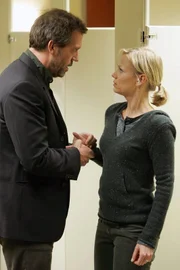 Hat Maria Palko (Samantha Mathis, r.) wirklich vor, ihren Mann auf subtile Art und Weise zu ermorden? Dr. Gregory House (Hugh Laurie, l.) ist davon jedenfalls überzeugt.